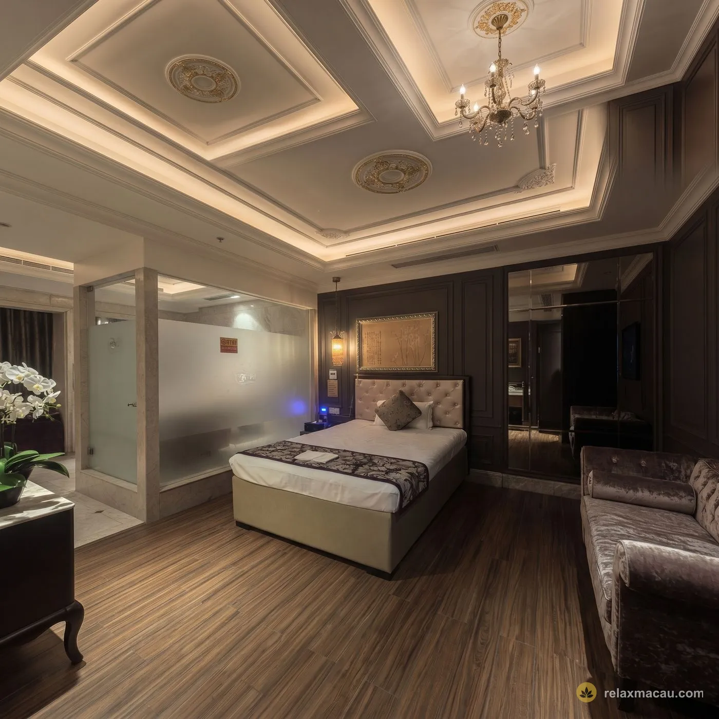 Oceanic Royal Spa chandelier bedroom