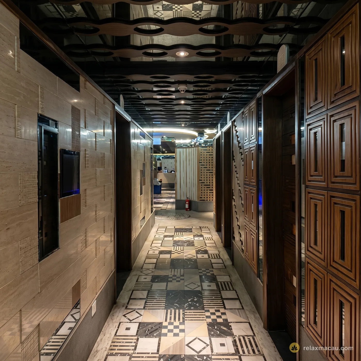 The Excellent Sauna themed-room hallway